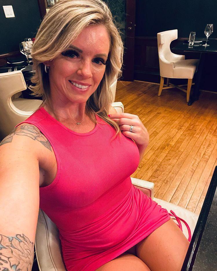 Hot cougar milf that will blow your mind 👅💦 In/OutCall/CarDate Passionate GFE.