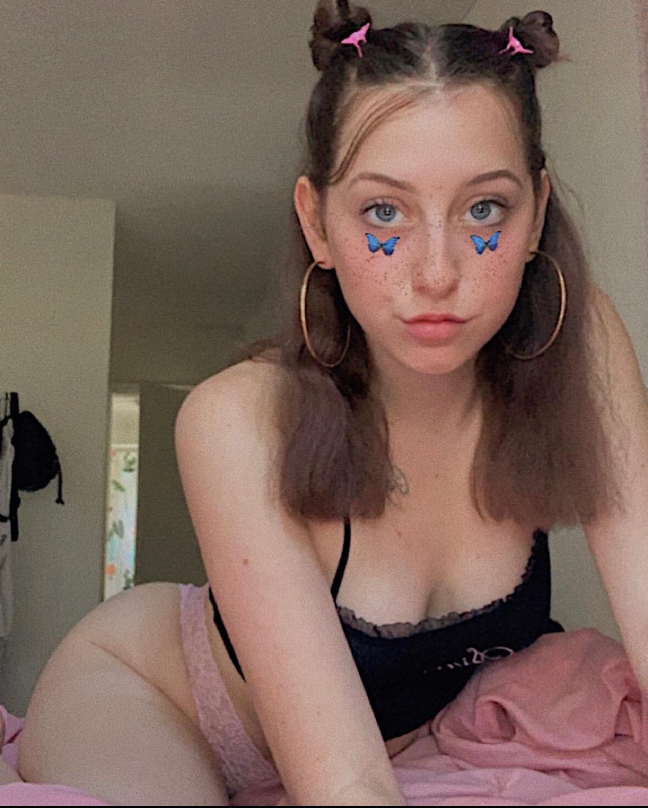 SNAPCHAT: Wmhoore 👅🍆💋i squirt 💦 and ready for fun
