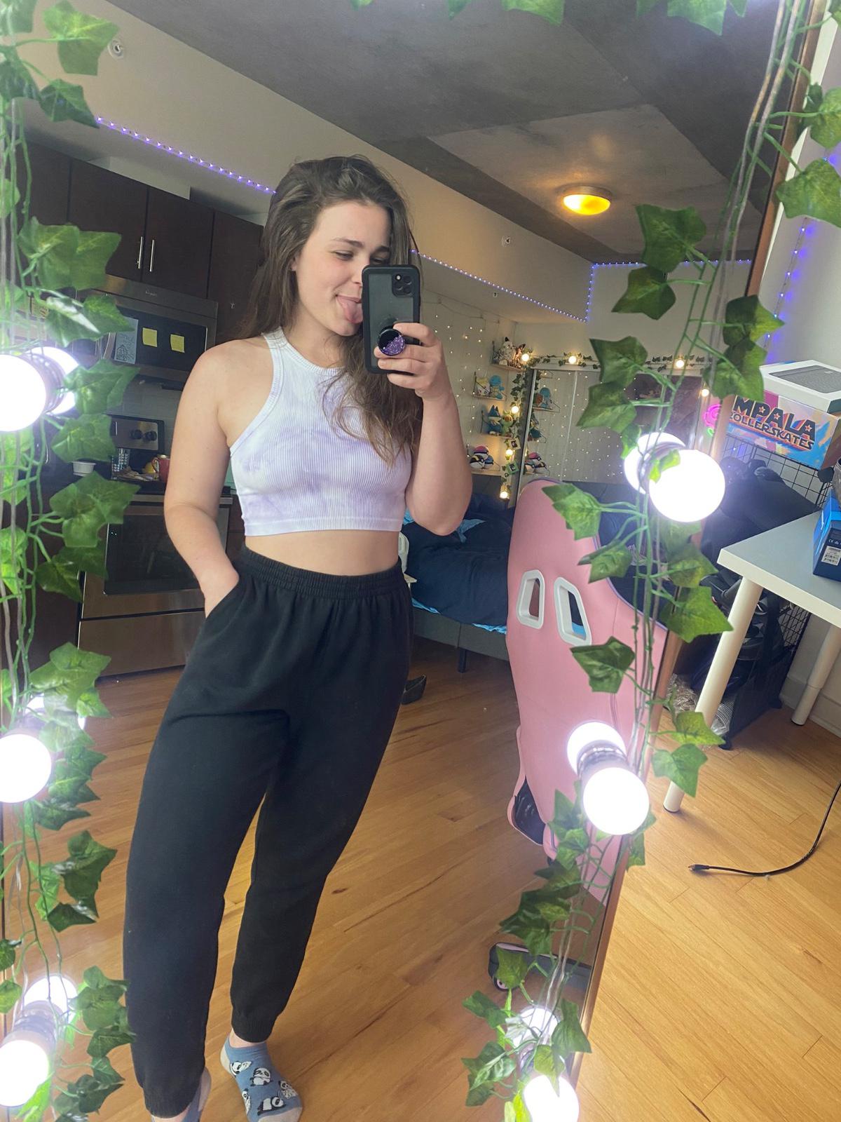 HOT CHICK SERVICE🥰
