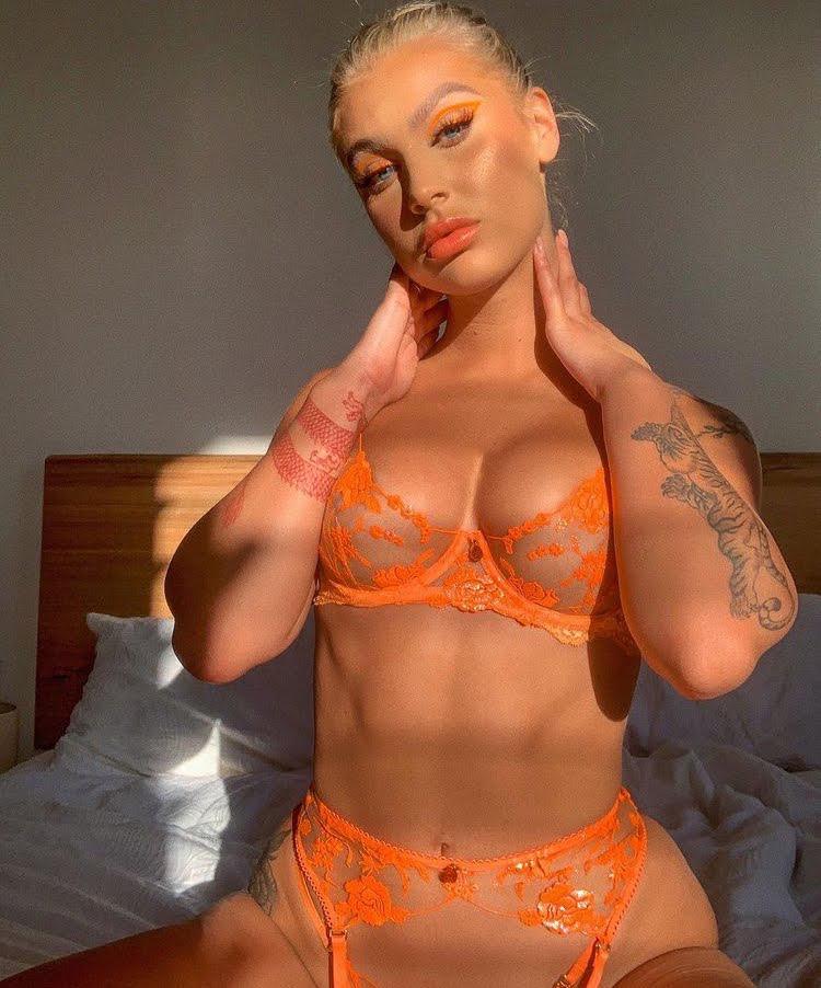 Escort available for hook 👅👅👅👅👅