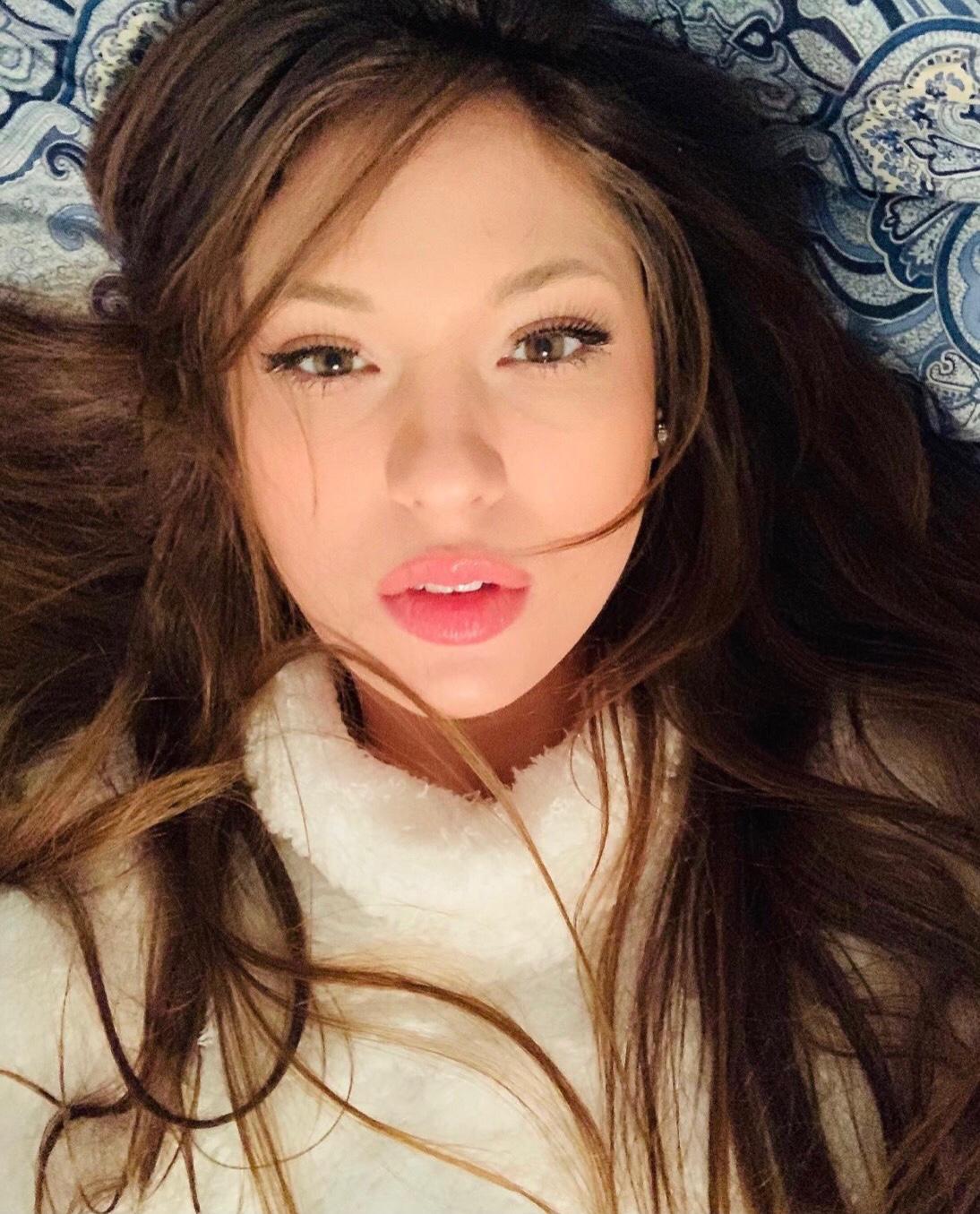AVAILABLE FOR HOOKUPS 💦💦💦💋💋💋🍆🍆SNAPCHAT: EMILIABELLA3761..