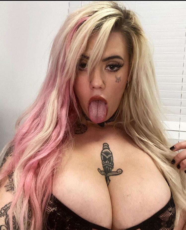 Escort Service Girl Available For Hookup HMU🍆👅🍑🥰