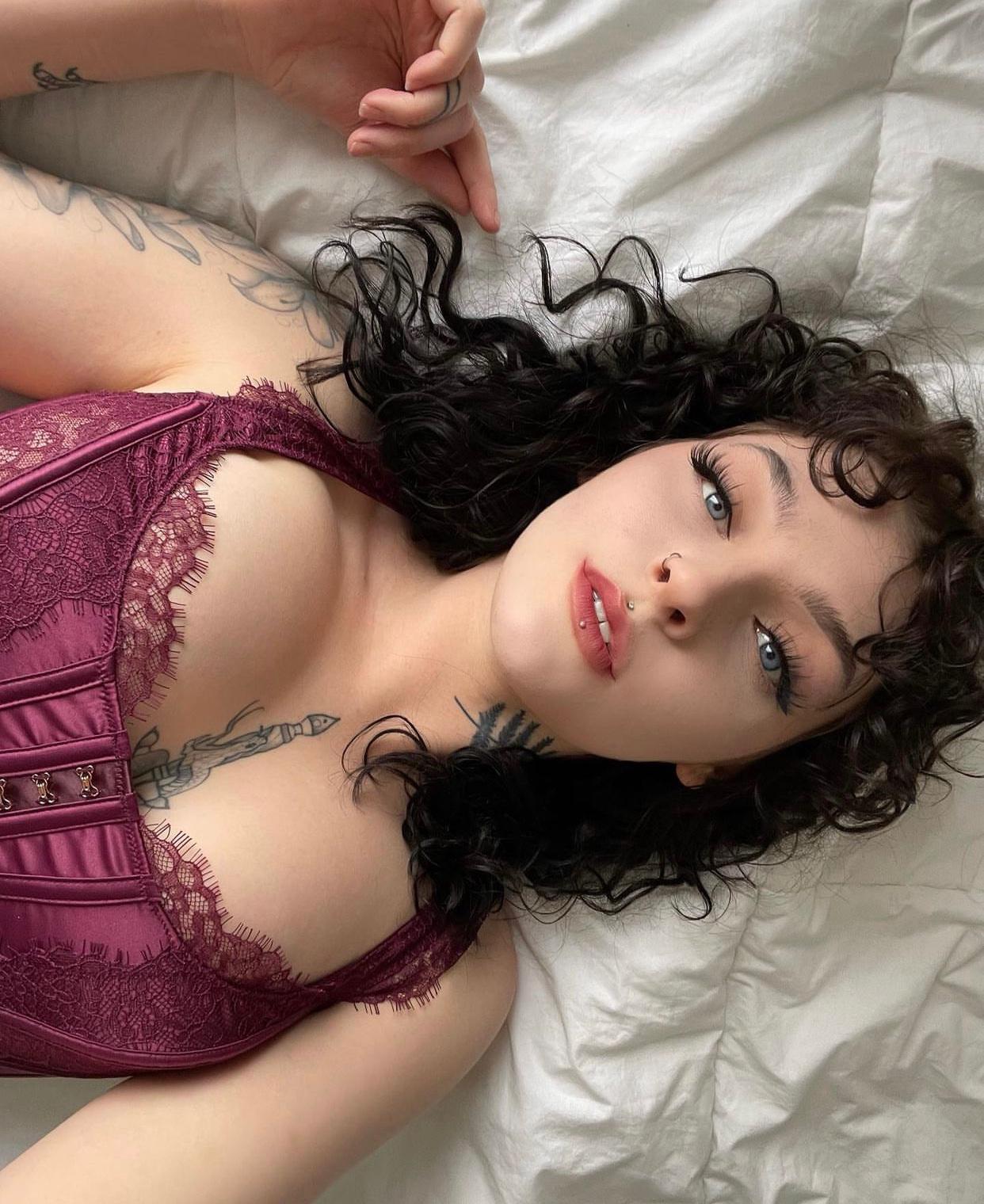 HOOKUP SEX AND SELL DRUGS