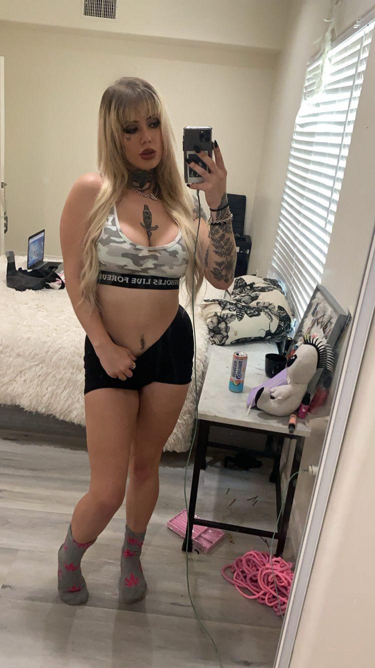 Escort Service Girl Available For Hookup HMU 👅🍆🥰