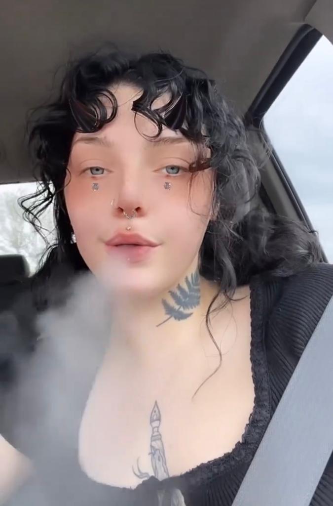 i’m Roslyn , sells Drugs❄️💊&weed Available for hoookup,couples,Bdsm🍑🍆