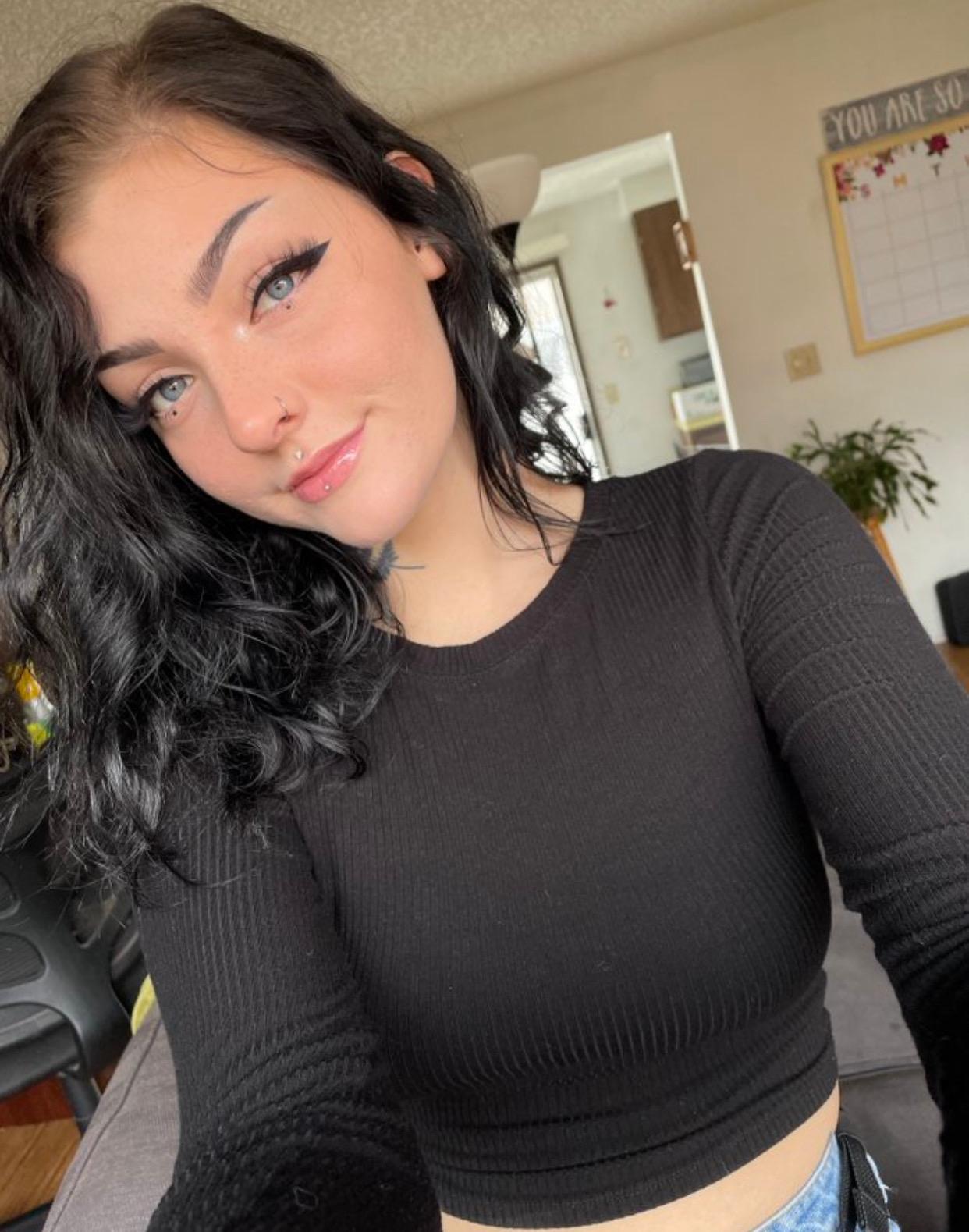 i’m Jeniffa 🍑🍆 , sells Drugs❄️💊&weed Add me for hoookup,couples fun,Bdsm