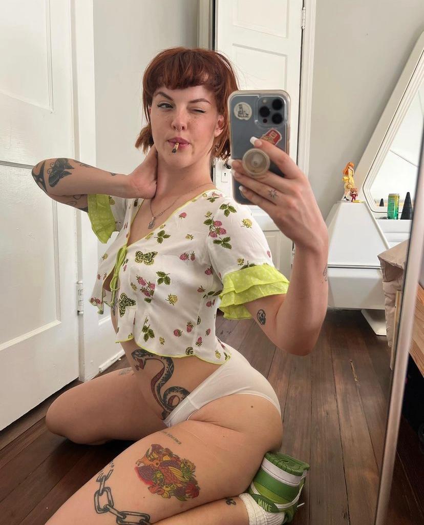 SNAPCHAT: cultured27 👅🍆🍑💋 I Offer Bareback , and ready for fun