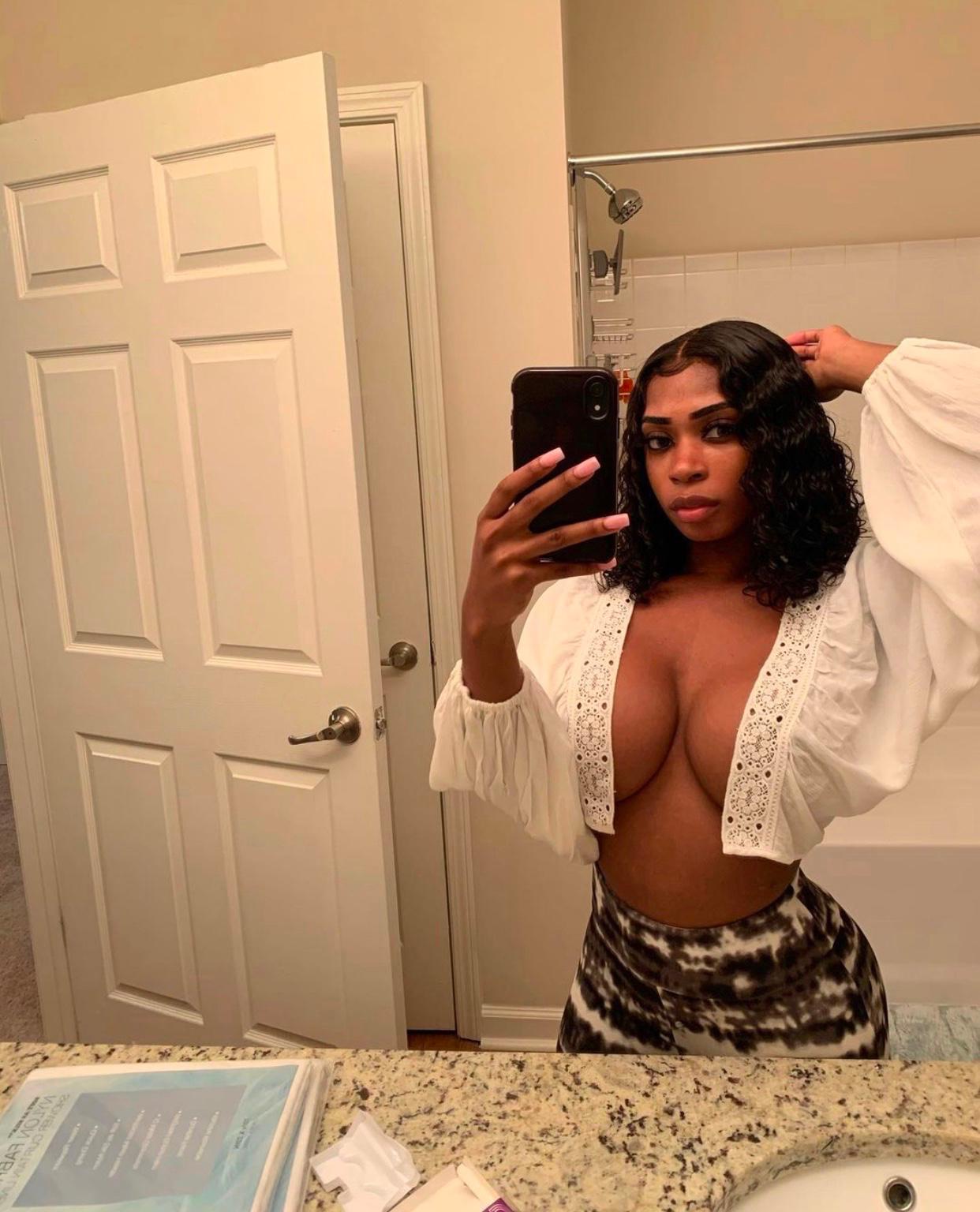 Escort I’m available for your naughty moment and really wet baby and have fun🥵l
