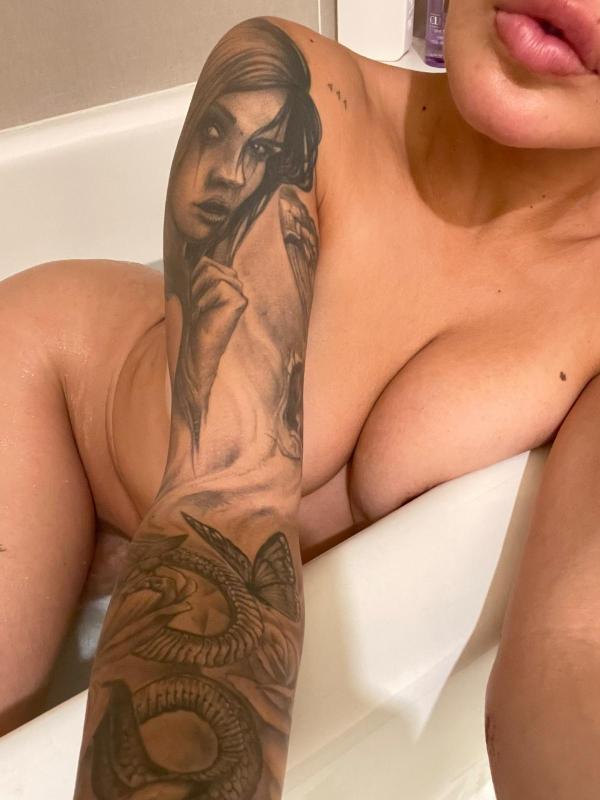 Escort available for hookup
